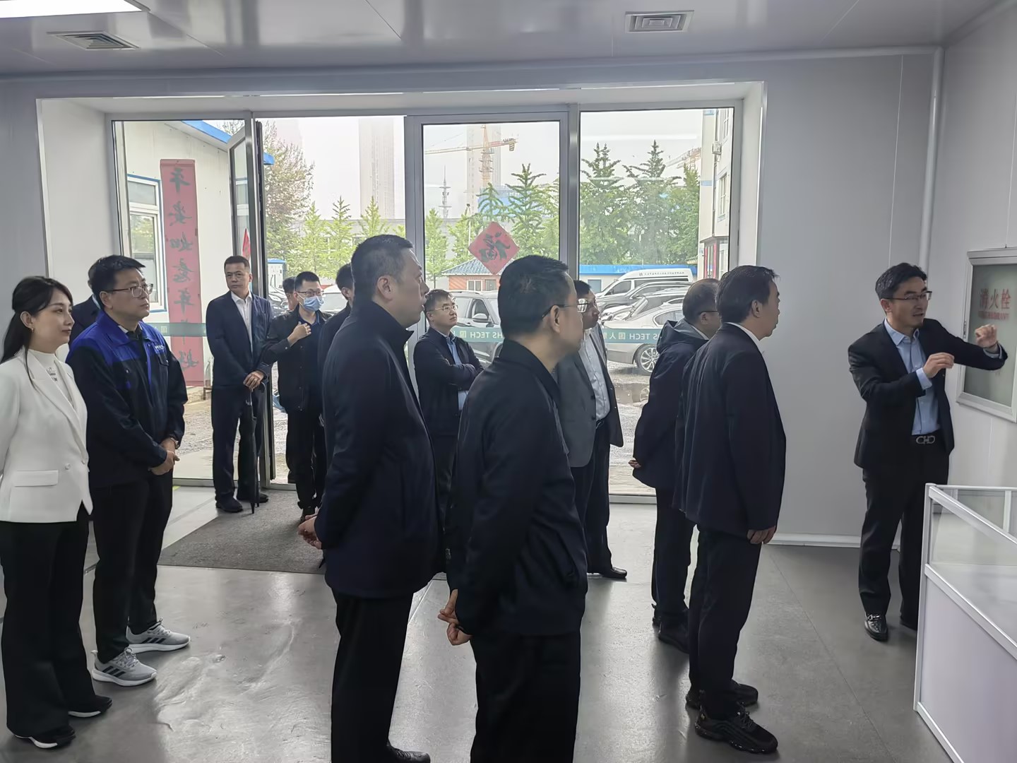 中國(guó)人民銀行遼寧省分行黨委書(shū)記、行長(zhǎng)付喜國(guó)等一行蒞臨海外華昇參觀(guān)調(diào)研